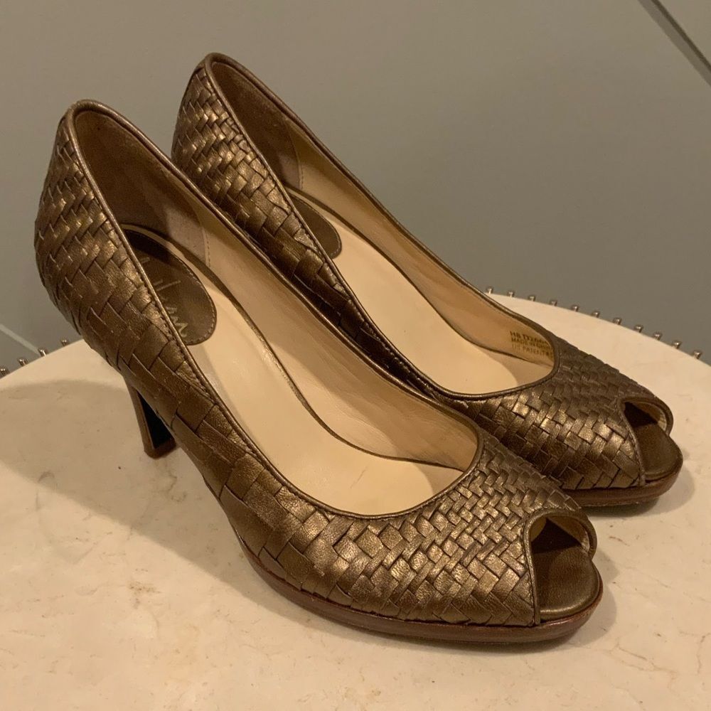 Cole Haan Gold Heeled Metallic Woven Leather Peep Toe Woman’s Pumps Size 6